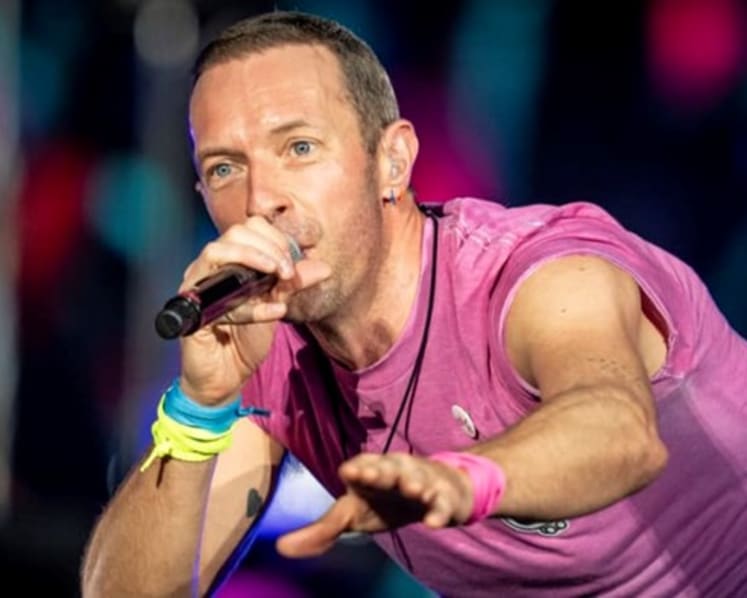 Konsert Coldplay menyelitkan pantun Melayu dalam persembahan di Kuala Lumpur  