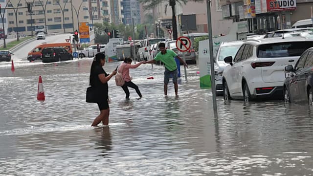 阿联酋遭遇严重暴雨 航班取消延误道路淹水