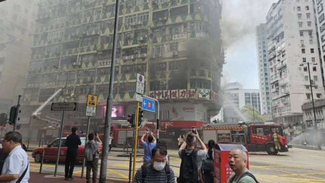 香港大楼失火五死者其中一人疑坠楼亡 伤者包括中国籍人士