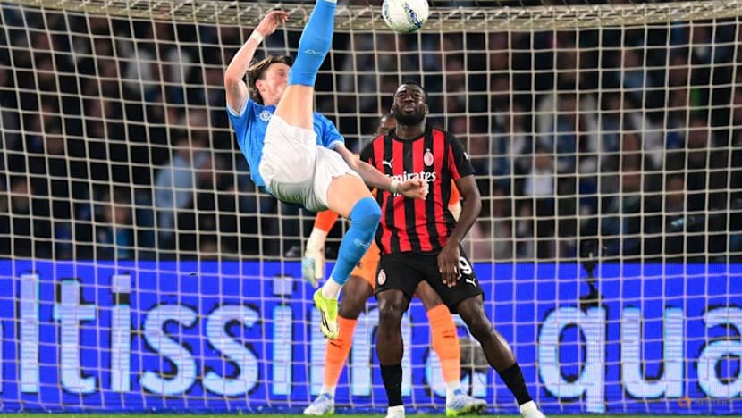 Napoli edge Milan to keep Serie A title hopes alive