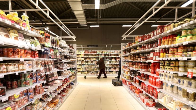 Wary diners shun restaurants, raising prospect of boost for retailers