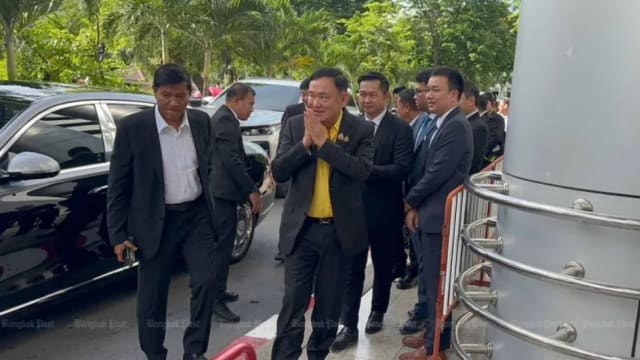 达信就冒犯君主罪 出席刑事法院首次庭审