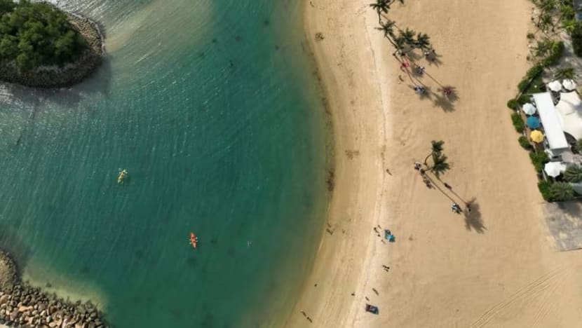 Pantai Siloso dibuka semula bagi aktiviti berenang, kegiatan air susuli operasi bersihkan tumpahan minyak Pantai Siloso dibuka semula bagi aktiviti berenang, kegiatan air susuli operasi bersihkan tumpahan minyak