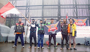 Planned protest by online drivers in Indonesia fizzles out amid wet weather 
