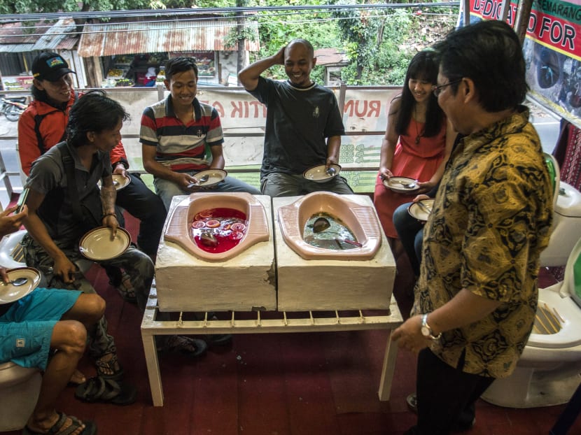 Indonesian toilet cafe serves up stomach-churning food