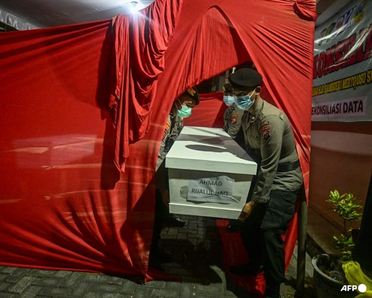 Death toll from Indonesian school collapse rises to 65, search continues