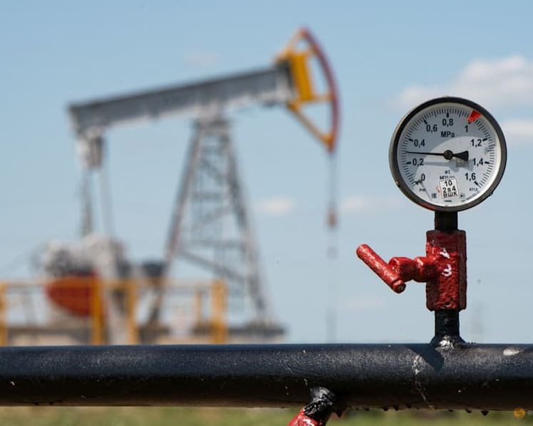 Oil hovers near six-month high as investors track US-Iran tensions