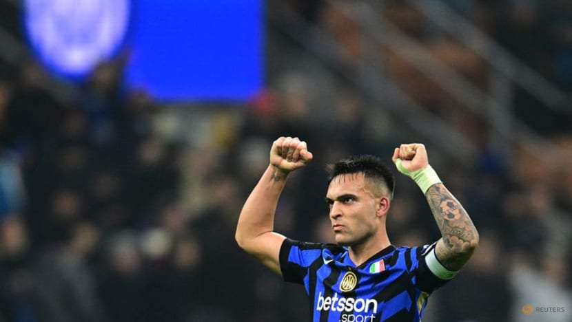 Napoli and Inter set to take title race down to the wire Napoli and Inter set to take title race down to the wire
