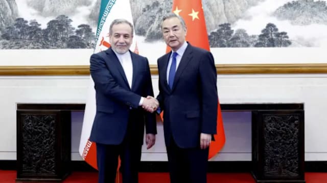 伊媒：王毅会晤伊朗外长 称美以对伊军事行动是非法的