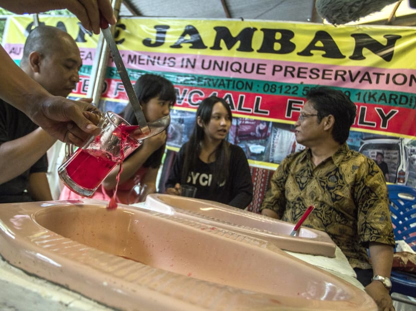 Indonesian toilet cafe serves up stomach-churning food