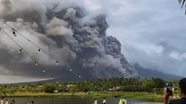 菲律宾马荣火山喷发 数千人被疏散