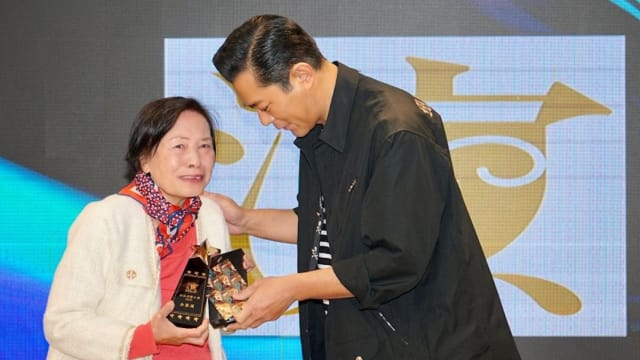 古天乐亲自颁发　余慕莲获“杰出演艺大奖”喜极而泣！