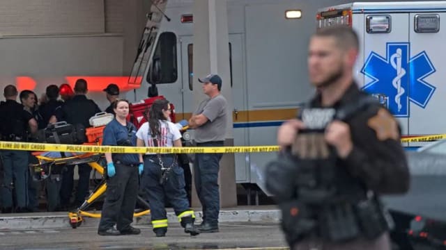 美国印第安纳州商场枪击案 路人合法持械击毙枪手获警表扬