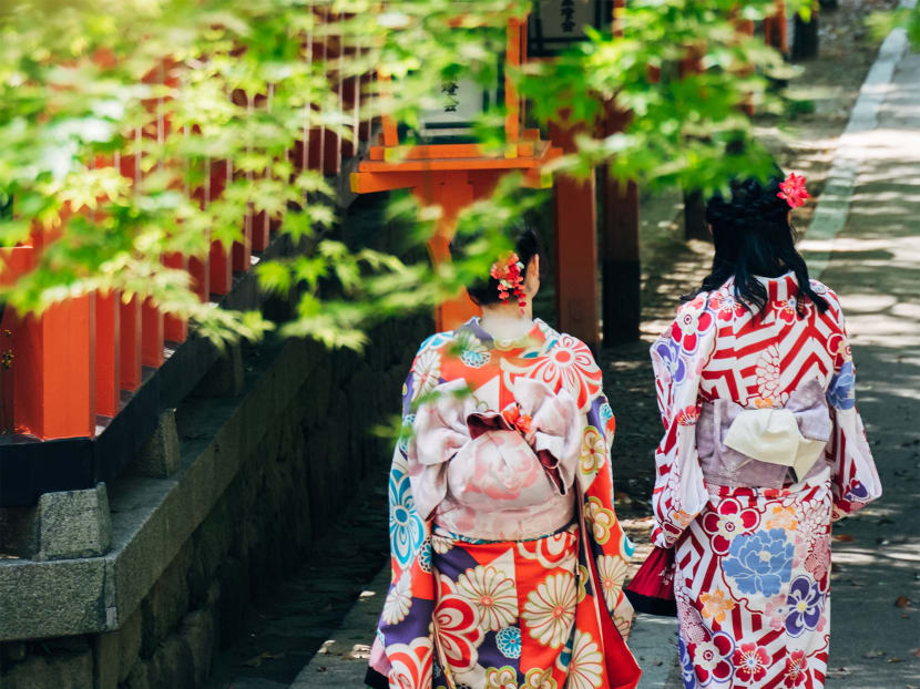 Foreign visitors to a popular sightseeing spot in the Japanese city of Kyoto will now be reminded of etiquette via their smartphones.