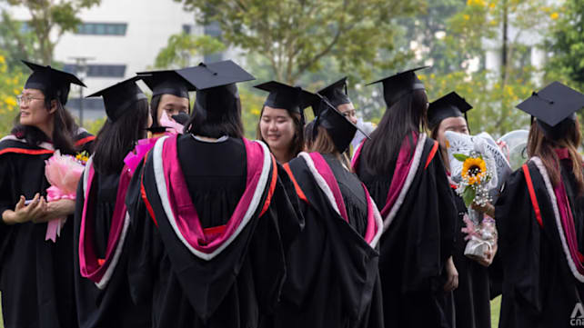 Peratusan siswazah dapat kerja turun pada 2025; gaji median kekal S$4,500: Tinjauan