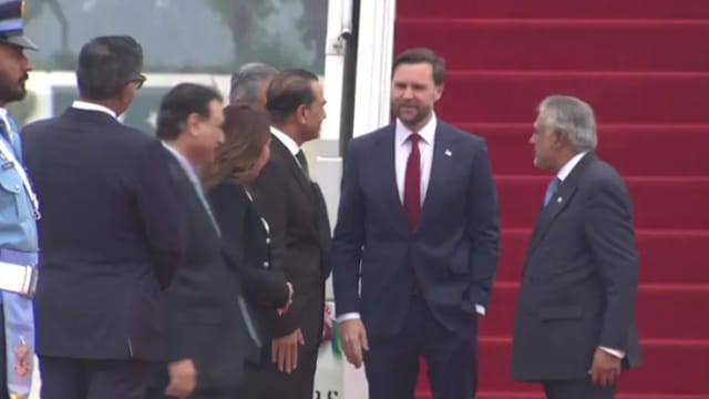 万斯率美国谈判代表团抵达巴基斯坦