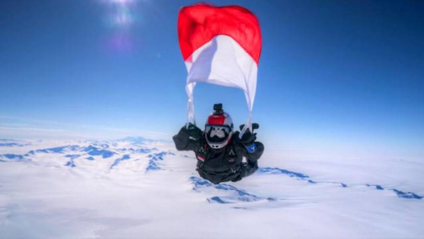 Dari Everest hingga Antarktika, perempuan Indonesia penerjun payung tujuh benua ini tak kenal gentar Dari Everest hingga Antarktika, perempuan Indonesia penerjun payung tujuh benua ini tak kenal gentar