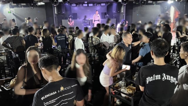泰行动组突击曼谷酒吧 数百顾客群聚吸毒被捕
