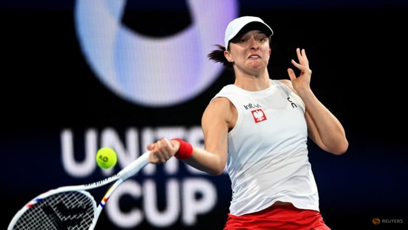 Battling Swiatek takes Poland into United Cup semis
