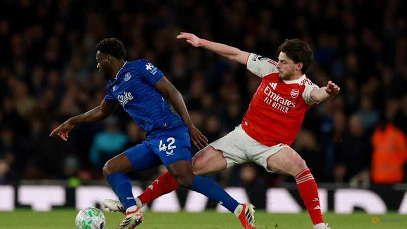 Arsenal stretch lead with win over Everton as City held by West Ham