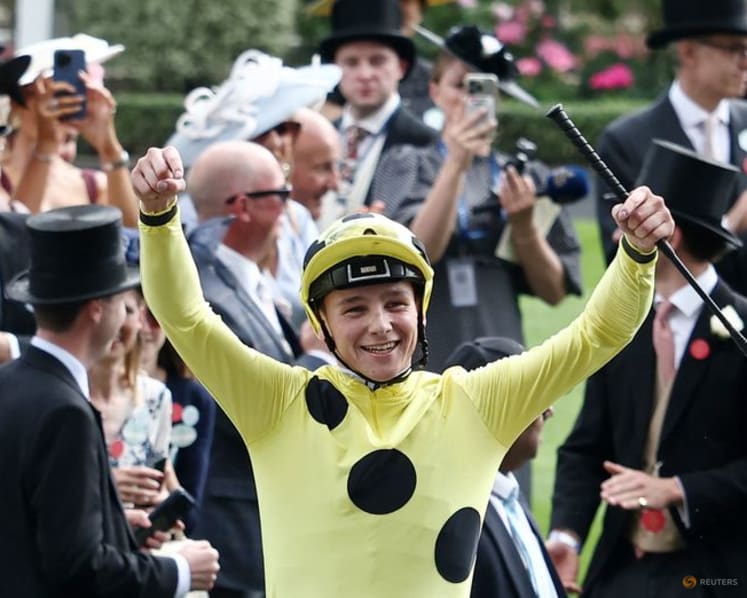 Horse racing-Loughnane becomes Britain's youngest champion jockey since 1923