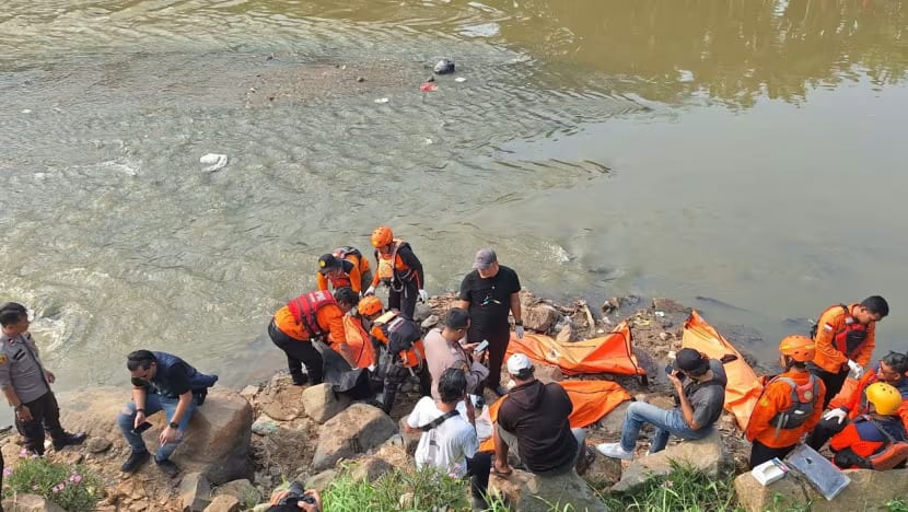 7 teenagers found dead in Bekasi river could have drowned fleeing arrest, say Jakarta police 7 teenagers found dead in Bekasi river could have drowned fleeing arrest, say Jakarta police