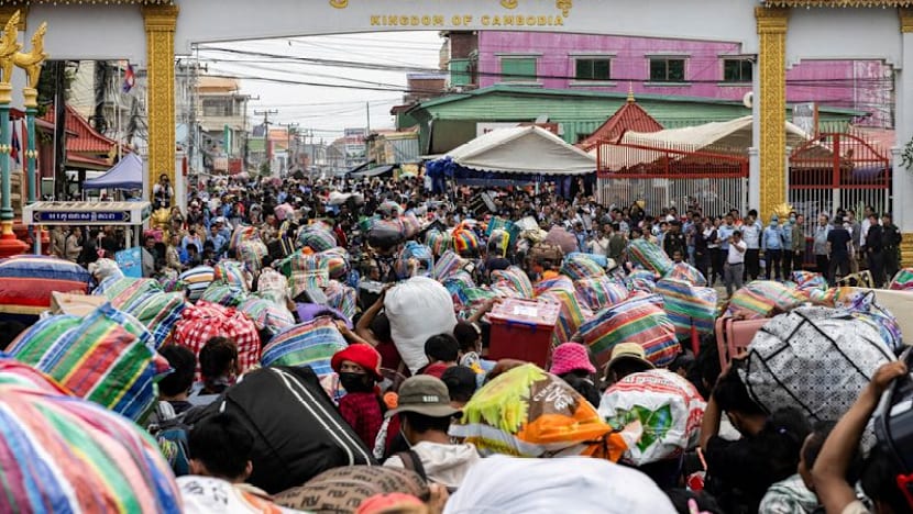 Eksodus besar pekerja Kamboja dari Thailand membuat kedua negara sakit kepala