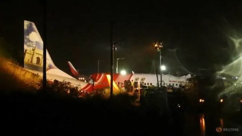 17 maut setelah pesawat Air India Express terhempas; angka korban dijangka meningkat 17 maut setelah pesawat Air India Express terhempas; angka korban dijangka meningkat