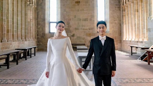 何猷君、奚梦瑶补办世纪婚礼！世界文化遗产圣米歇尔山拥吻　古堡花海美如童话