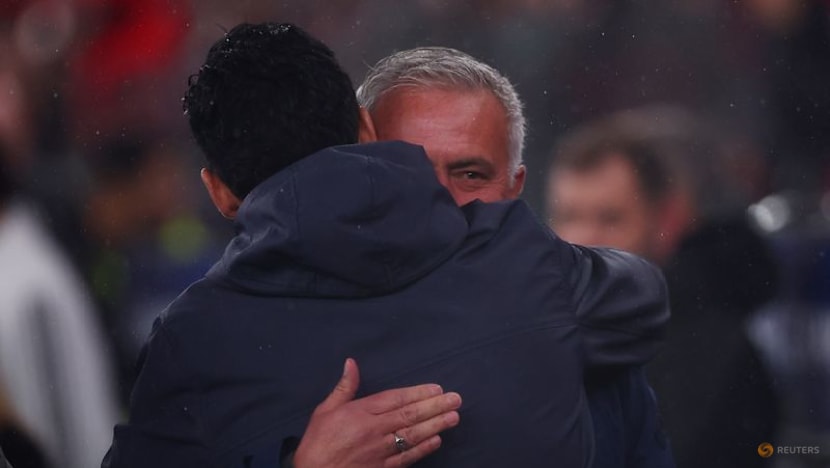 Benfica's Mourinho hails keeper's late goal, Arbeloa laments Real collapse