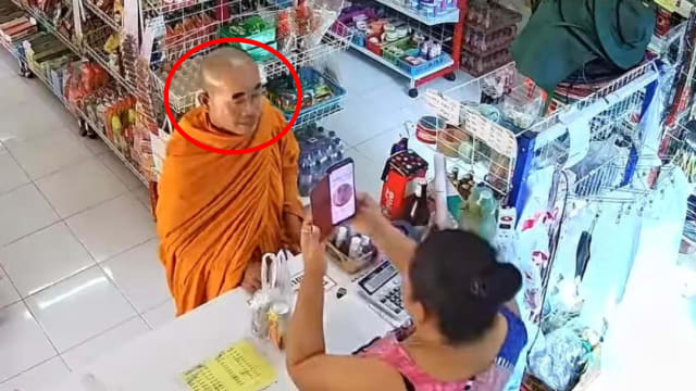泰僧人剃眉后手机不认脸 店主用黑胶带贴假眉助解锁