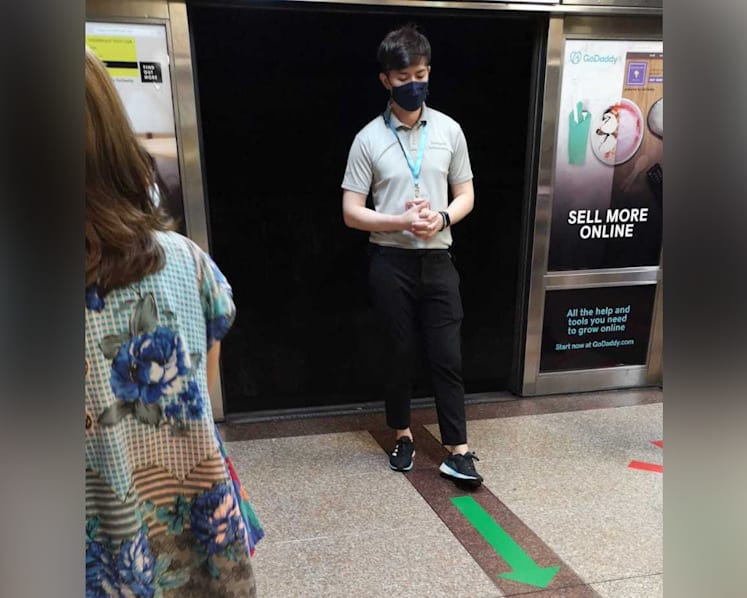 Fault causes platform doors at City Hall MRT Station to stay open, delays rail services on May 4 evening