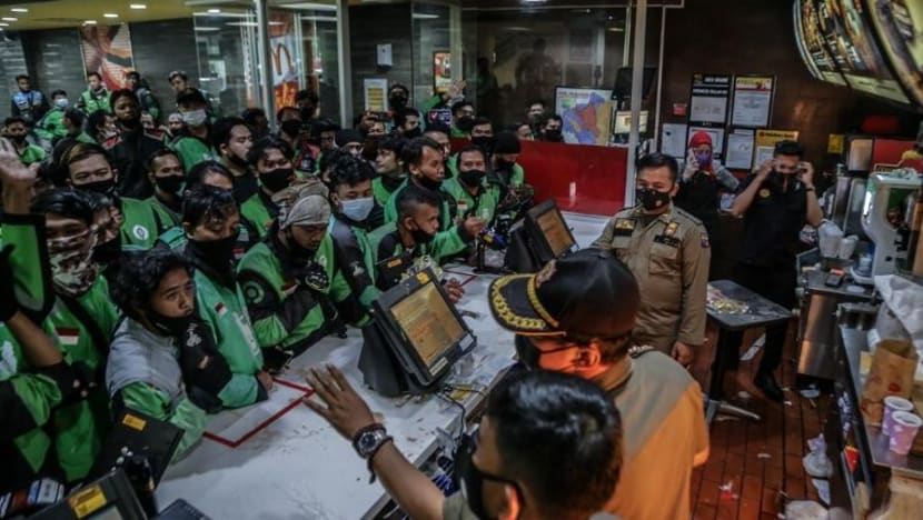 Cawangan McDonald's Indonesia ditutup setelah peminat BTS berebut-rebut beli set hidangan Cawangan McDonald's Indonesia ditutup setelah peminat BTS berebut-rebut beli set hidangan