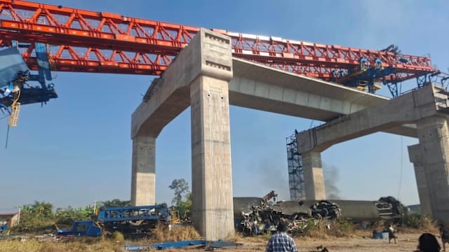 泰国火车遭起重机砸致列车出轨 至少22人死亡