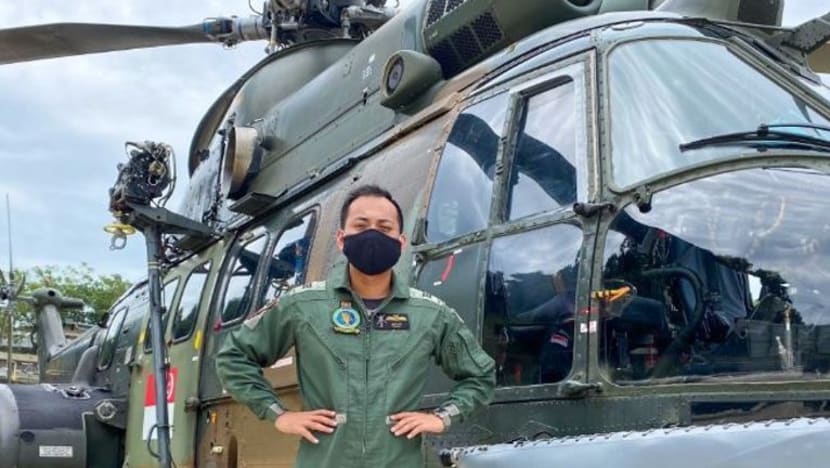 Kapten Muhammad Azlan terbang tinggi dalam RSAF; juruterbang Super Puma ini akan dinaikkan ke pangkat Mejar pada 1 Jul Kapten Muhammad Azlan terbang tinggi dalam RSAF; juruterbang Super Puma ini akan dinaikkan ke pangkat Mejar pada 1 Jul