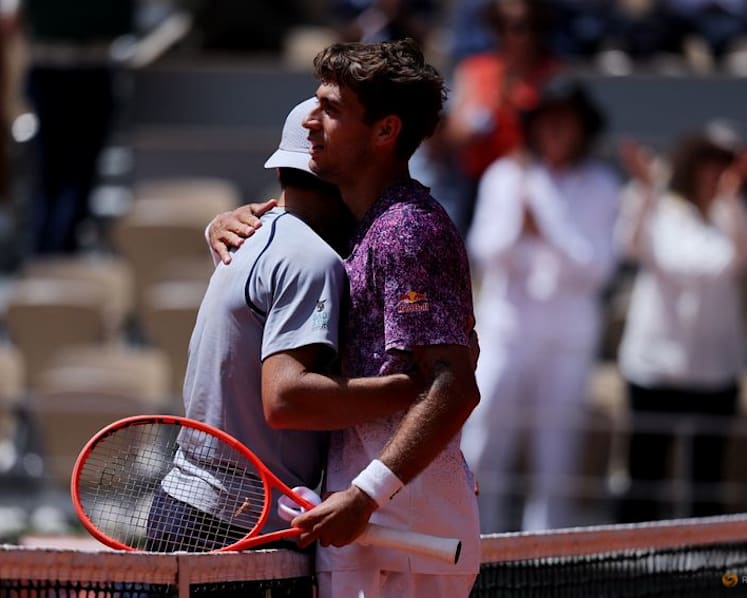 Cobolli drops set but battles past unseeded Svajda to reach French Open last eight