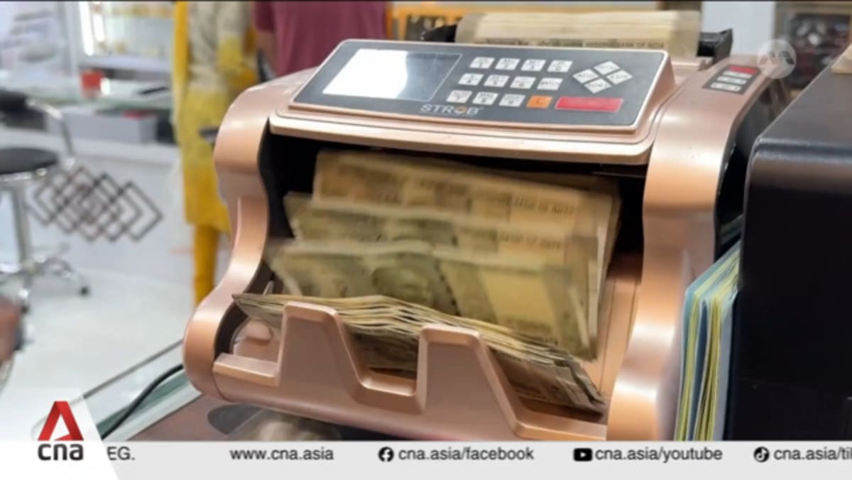 Indian rupee hits historic low