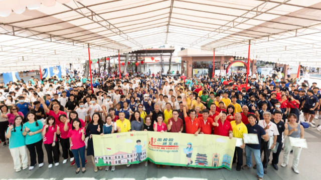 今年近400名中学学生参与“走出校园，走进文化”活动