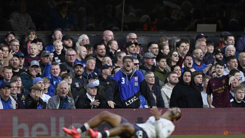Everton's good run continues with 2-0 win at feeble Ipswich