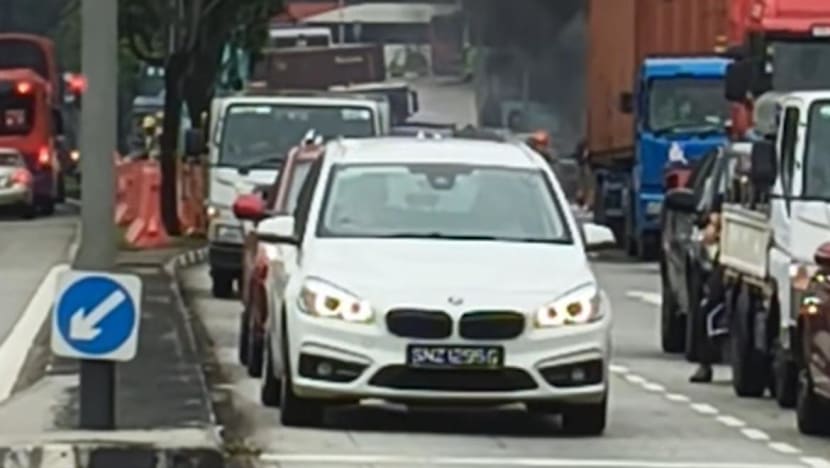 கிளமெண்டி ரோட்டில் தீப்பிடித்த வாகனம்