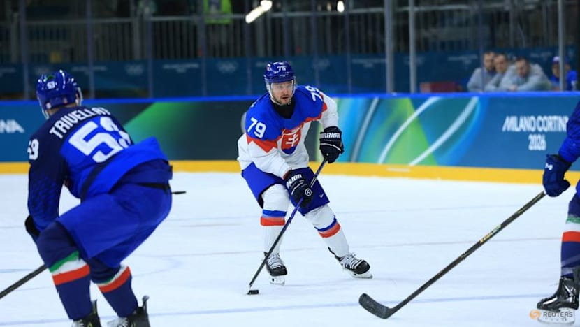 Ice hockey-Finland muscle past Sweden, Slovakia beat hosts Italy, Czechs notch win