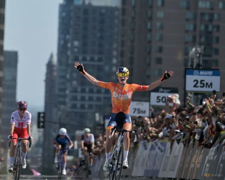 Vollering edges rival Niewiadoma-Phinney for road race world title