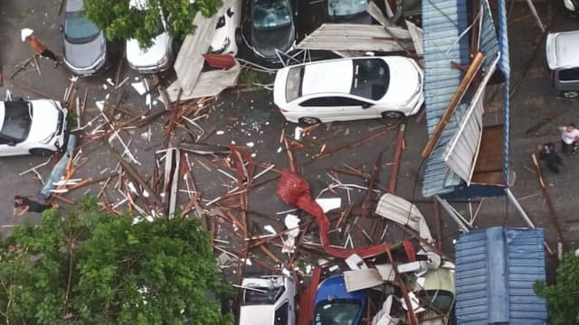 暴风吹袭吉隆坡 建筑屋顶被掀翻砸中楼下车辆