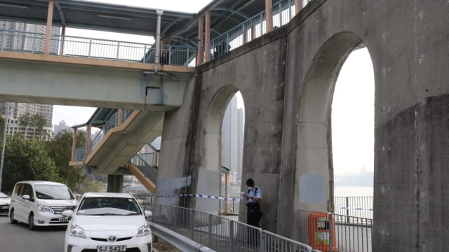 港妇将16天女婴抱上天桥 向女儿道歉后松手丢下楼