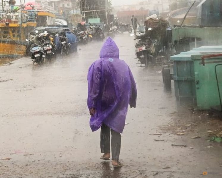 Cyclone Arnab stalls close to India's east coast