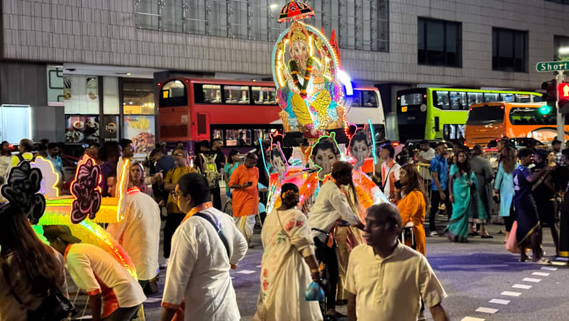 அலகுக் காவடிகளுக்கு அழகு சேர்க்கும் விளக்குகள்