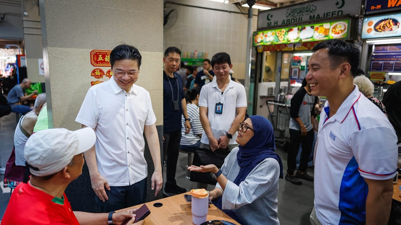总理黄循财周六早上（3日）走访马林台巴刹与熟食中心。（图：数码发展及新闻部/Sean Koh）