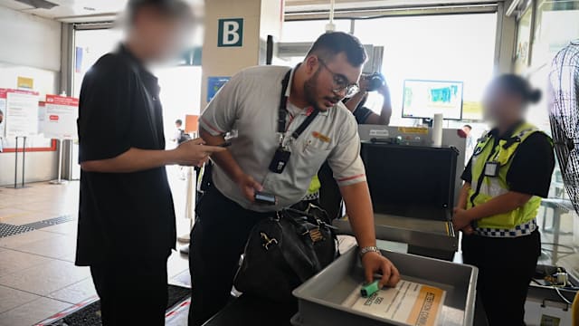 地铁站严查电子烟 青年持烟遇检转身逃