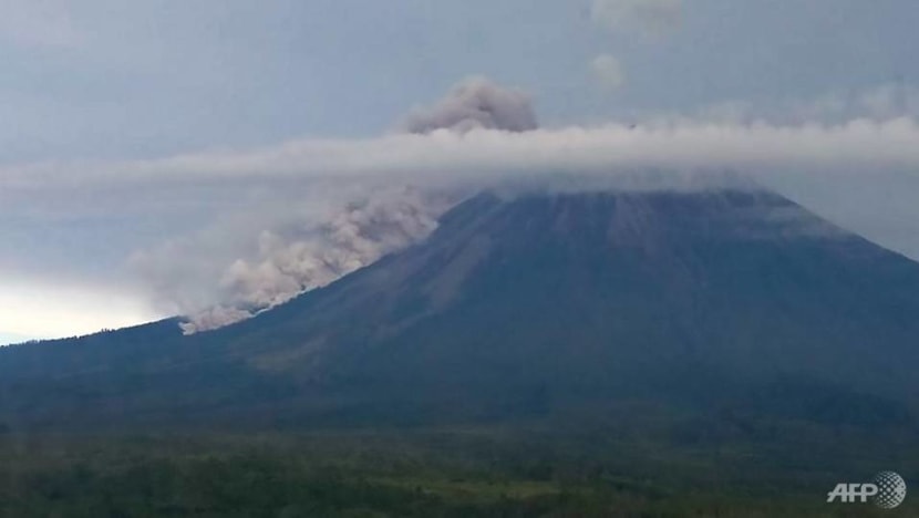 Thousands flee as activity in Indonesian volcanoes increases