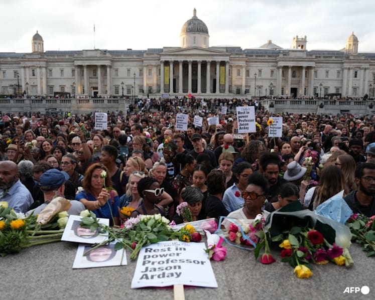 Thousands mourn dead black academic in London vigil